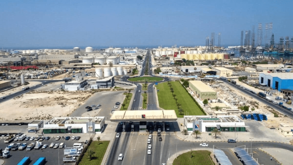 阿联酋对指定自由区的增值税政策是如何监管的？